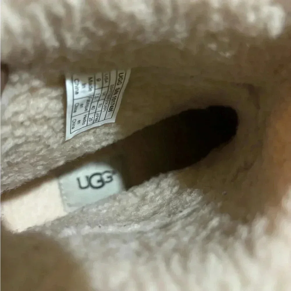 Ugg women’s ALDON water resistant leather boots stout dark brown US size 9